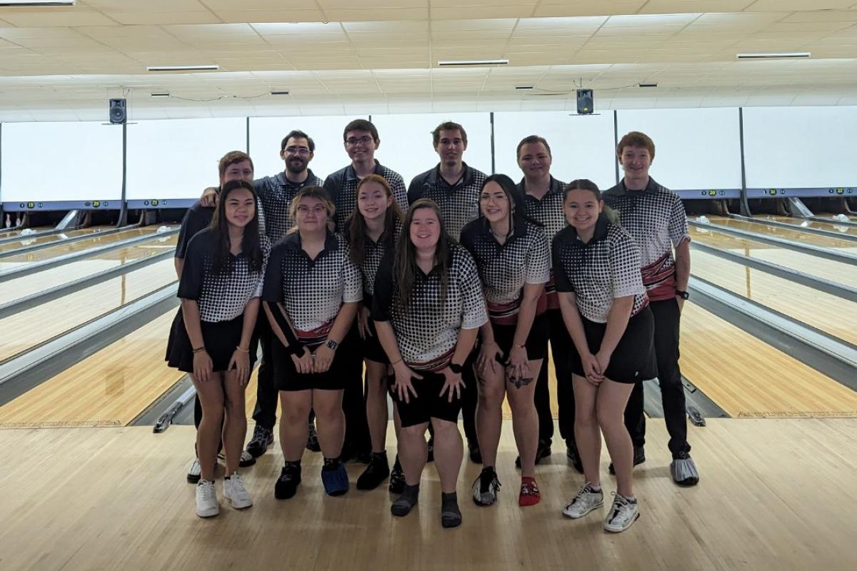 Group photo of UW Bowling team